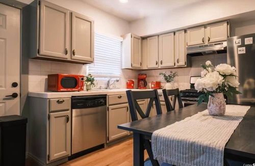 Pasadena Apartment | Pasadena 3-BR AC House: Close to Old Town, Rose Bowl & Caltech with king bed!