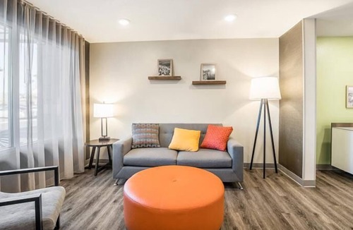 Bellflower Hotel | Peaceful Getaway in Bellflower! 3 Relaxing Units, Pets Allowed, Kitchen!