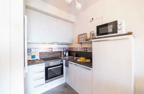 Boissano Apartment | Perla Abernathy - vacation home by the sea with pool and garden