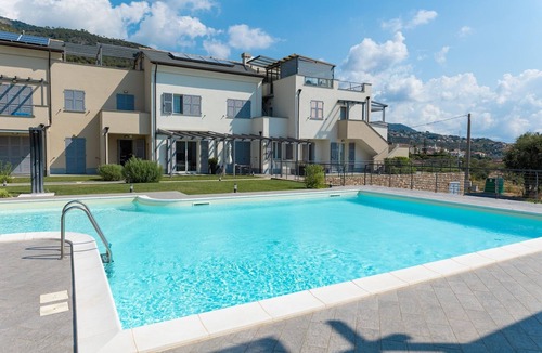 Boissano Apartment | Perla Abernathy - vacation home by the sea with pool and garden