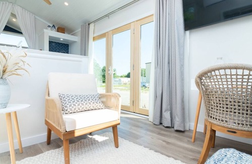 Sugarloaf Key Cottage | Pet-Friendly Lakefront Bunglaow - Sugarloaf Key - Great Amenities (21)
