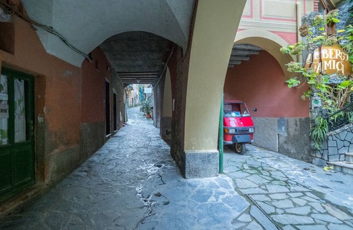 Borgo Antico Apartment | Picabon Quiet Apartment with AC & Balcony
