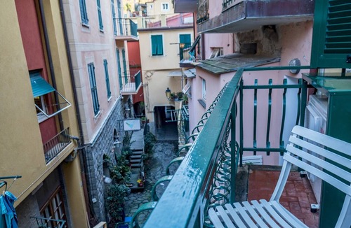 Borgo Antico Apartment | Picabon Quiet Apartment with AC & Balcony