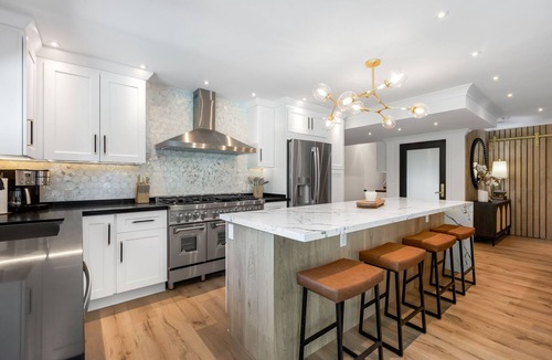 Midtown House | POCKETFUL OF SUNSHINE ~ 5 BR Near Beach and Prime Fireworks Watching!