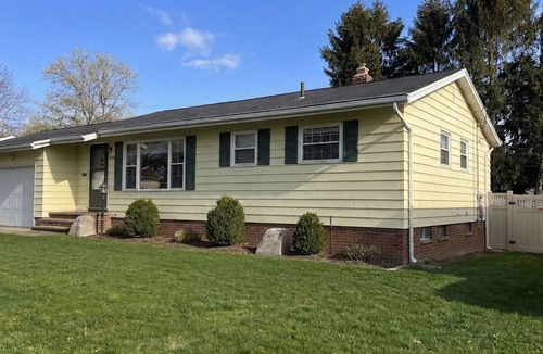 Fairview Park House | Pool Table - Quiet Suburban Family Retreat
