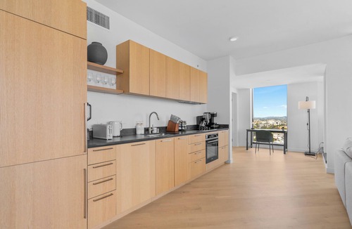 Little Armenia Apartment | Prime Hollywood Luxury - 2BR Modern Apt - Rooftop Pool & Gym