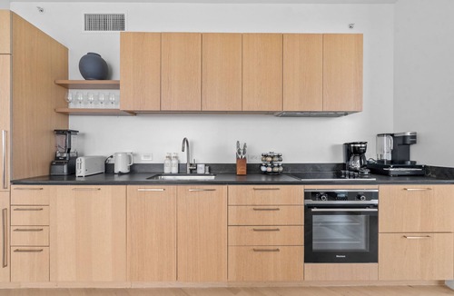 Little Armenia Apartment | Prime Hollywood Luxury - 2BR Modern Apt - Rooftop Pool & Gym