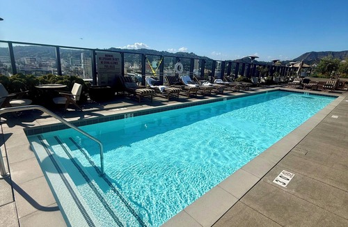 Little Armenia Apartment | Prime Hollywood Luxury - 2BR Modern Apt - Rooftop Pool & Gym