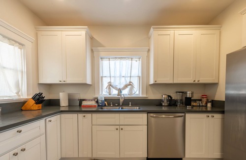 Los Feliz House | Prime Los Feliz Craftsman 2/1 Bungalow Home, Big Yard, Dog Friendly,Washer/Dryer