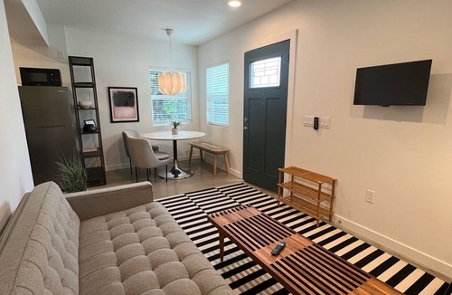 Silver Lake Apartment | Prime Silver Lake Stay