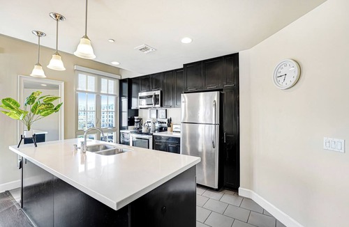 Downtown Apartment | PRIME, spacious Top Corner with spanning campus-fountain view @ the Americana!