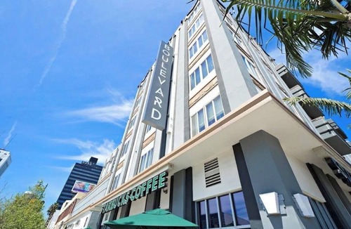 Beverly Hills Apartment | Prime Wilshire Blvd Residence - Pool,Gym