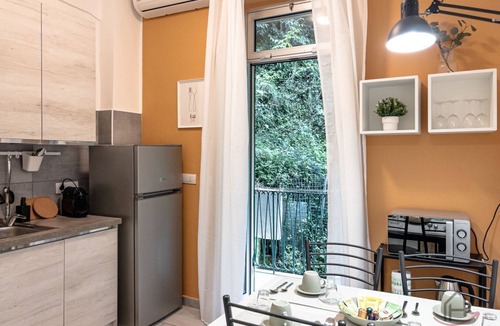 San Teodoro Apartment | [Prince Suite] Trains 4 min A/C Super Wifi