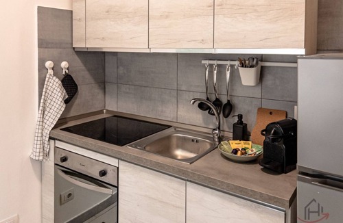 San Teodoro Apartment | [Prince Suite] Trains 4 min A/C Super Wifi