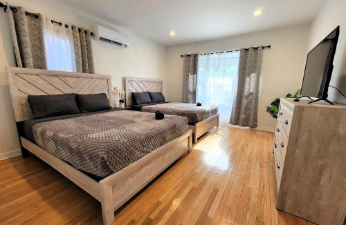Pico - Robertson House | Private and large 2 bedroom house with Pool table, backyard and office near attractions