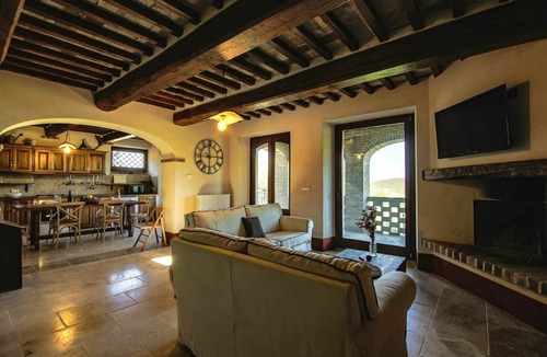 Castiglion Fiorentino Villa | Private Villa with private pool, WIFI, A/C, TV, terrace, pets allowed, parking, close to Cortona
