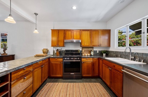Mid-Wilshire House | Private Spanish 4BR w/Yard · Outdoor Dining · Central LA · Parking