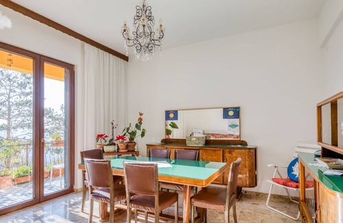 Erli House | Quaint Holiday Home in Erli with Balcony