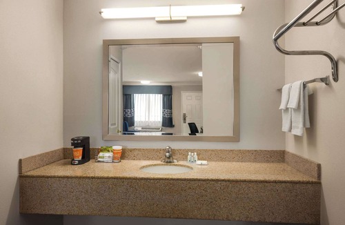 Lake Elsinore Hotel | Quality Inn Lake Elsinore I-15