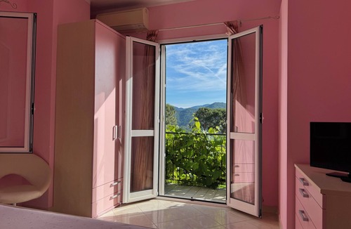 Villanova d'Albenga Bed & Breakfast | Quiet B&B with Pool & Mountain Views - Near Riviera Beaches
