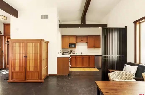 Brentwood Cottage | Quiet but Convenient Guesthouse in the heart of Brentwood. Backyard & amenities.