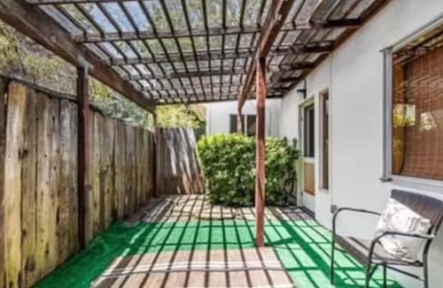 Brentwood Cottage | Quiet but Convenient Guesthouse in the heart of Brentwood. Backyard & amenities.