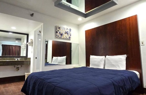 Buena Park Hotel | Quiet King Room Ideal for Exploring Anaheim Attractions and Dining Spots