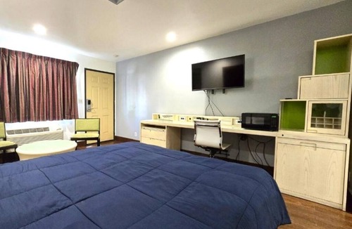 Buena Park Hotel | Quiet King Room Ideal for Exploring Anaheim Attractions and Dining Spots