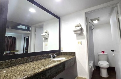 Buena Park Hotel | Quiet King Room Ideal for Exploring Anaheim Attractions and Dining Spots