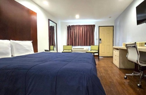 Buena Park Hotel | Quiet King Room Ideal for Exploring Anaheim Attractions and Dining Spots