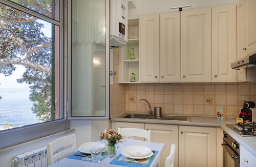 Quinto al Mare Apartment | Quinto Seaview Apartment by Wonderful Italy