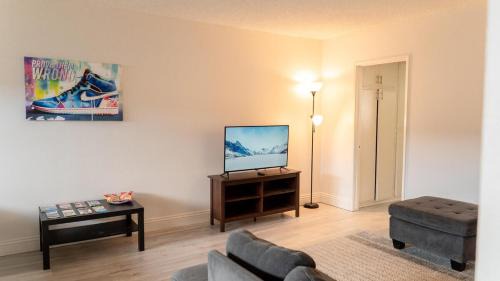 South Redondo Apartment | Redondo Huge 1Bedroom,3 Queens, close to Beach Sleeps 7