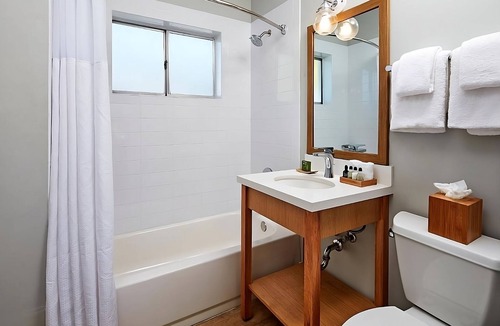 Islamorada Hotel | Relax and Recharge! Pets Allowed, Outdoor Swimming Pool, Free Parking+Breakfast!
