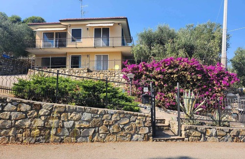 San Bartolomeo al Mare Apartment | Relax in Villa con giardino privato e posto auto