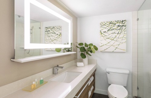 Islamorada Hotel | Relaxation at Its Finest in Islamorada! Free Parking, Swimming Pool!
