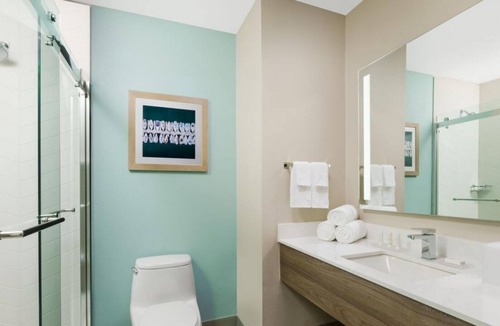 Marathon House | Relaxing Getaway! Amazing Room, Fantastic View, Free Breakfast, Onsite Pool