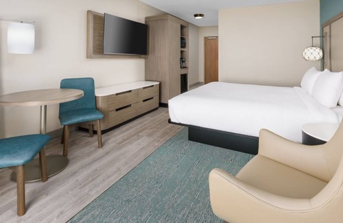 Marathon House | Relaxing Getaway! Amazing Room, Fantastic View, Free Breakfast, Onsite Pool