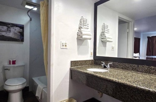 Buena Park Hotel | Relaxing Room for Family Stays Just Minutes from Disneyland Attractions
