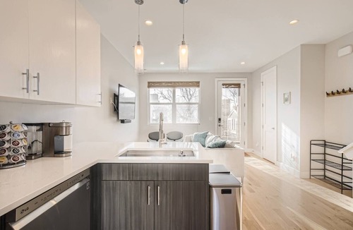 West Colfax House | Remote Work Friendly-Fast Wifi|3 min to Light Rail