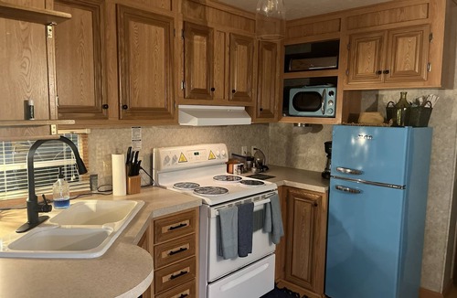 Key Largo Village House | Retro 2 bedroom +outdoor kitchen and screen porch!