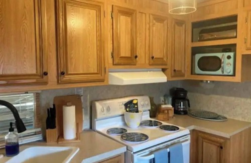 Key Largo Village House | Retro 2 bedroom +outdoor kitchen and screen porch!