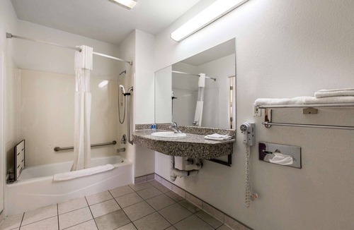 Beaumont Hotel | Rodeway Inn Beaumont 1-10