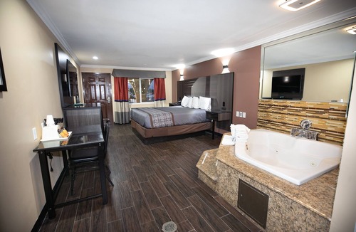 Bellflower Hotel | Rodeway Inn & Suites Bellflower