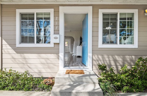 Glendora House | Romantic costal decor house- 3 mins walking to coffee and restaurants