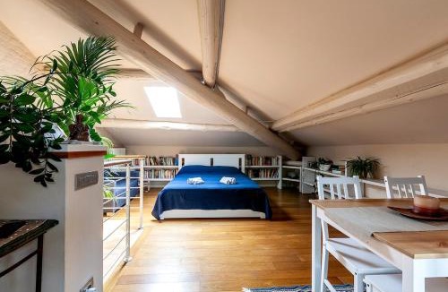 Parma City Centre Apartment | Romantica mansarda con terrazzino sui tetti di Parma