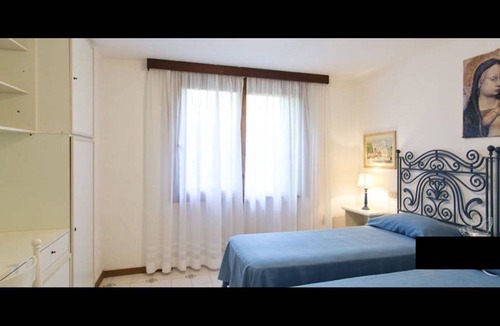 Roccamare Villa | RoocAmare-spacious villa by the sea