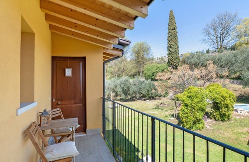 Cavaion Veronese Apartment | Room 6 – Spacious Double with Shared Pool, Wi-Fi, and Air Conditioning