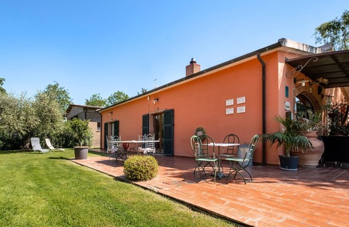 Manciano Apartment | Room 'Camera 1 - Il Maggio' with Shared Pool, Wi-Fi and Air Conditioning