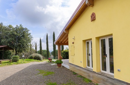 Massa Marittima Apartment | Room 'Camera 2' with Shared Pool, Shared Garden and Air Conditioning