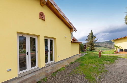 Massa Marittima Apartment | Room 'Camera 2' with Shared Pool, Shared Garden and Air Conditioning
